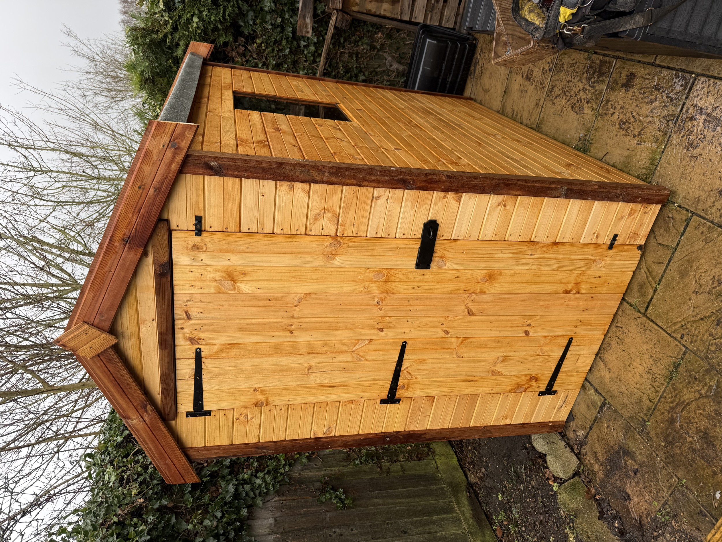 Shed door hinged on the left