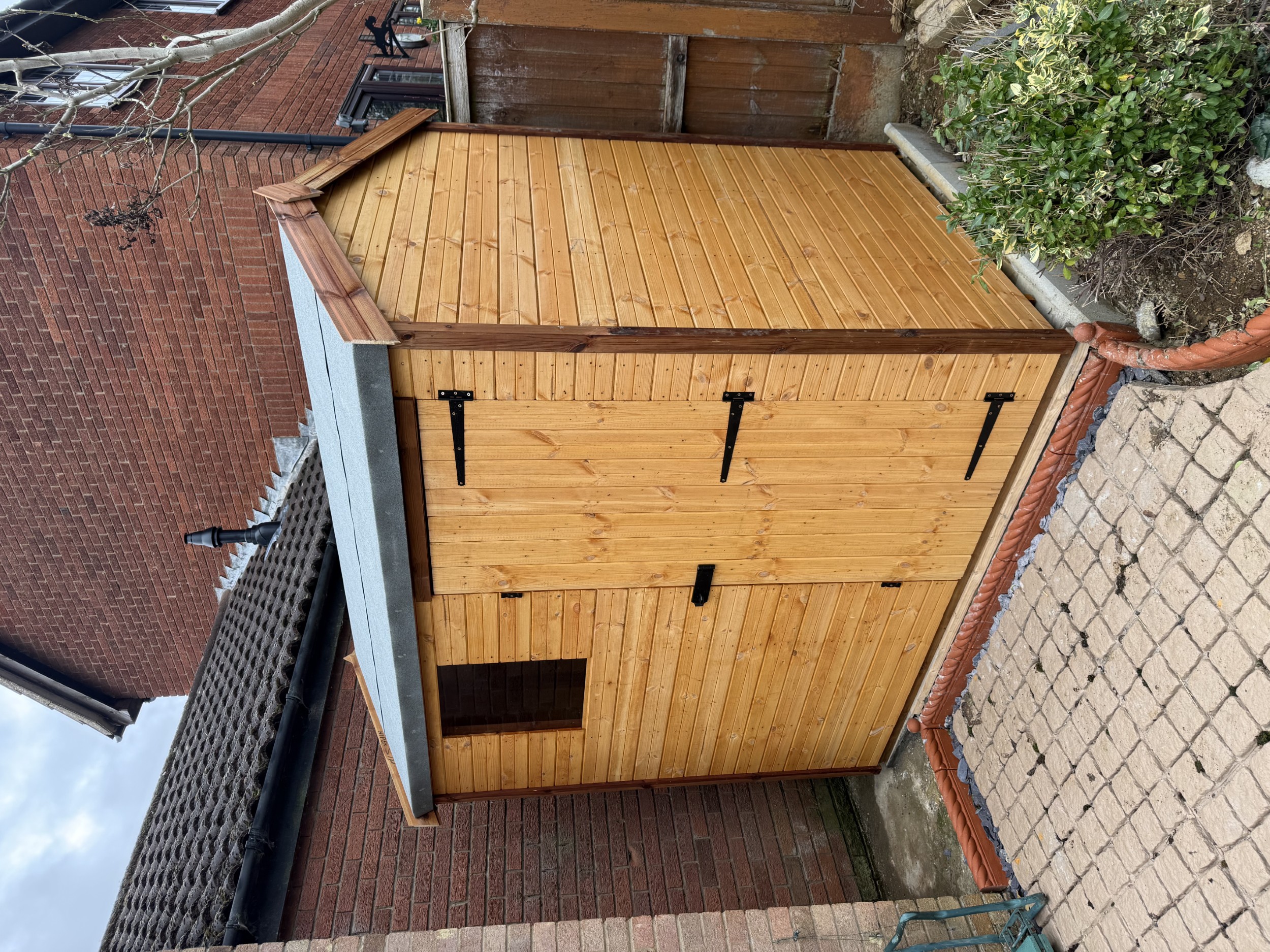 Shed door hinged on the right